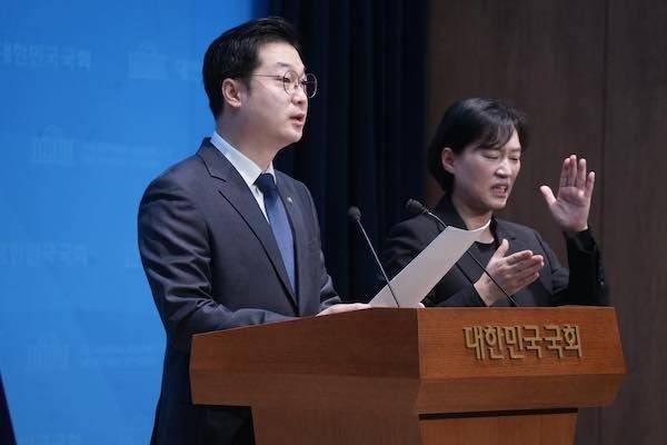 21일 서울 여의도 국회 소통관에서 김동아 더불어민주당 허위조작정보대응특별위원회 부위원장이 기자회견을 하고 있다. 김동아 의원 페이스북