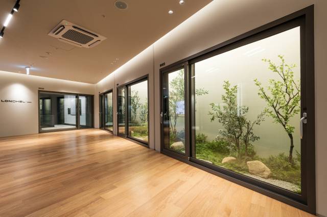 LX하우시스의 프리미엄 시스템 창호 브랜드 ‘론첼’ 내부 전시 이미지.사진제공=LX하우시스