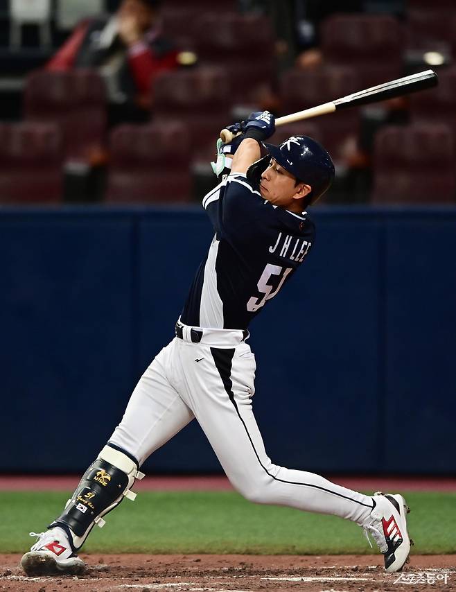 샌프란시스코 이정후는 21일 WBC 출전을 확정했다. 그는 국제대회 통산 28경기서 타율 0.333을 기록한 타선의 핵심 자원이다. 스포츠동아DB