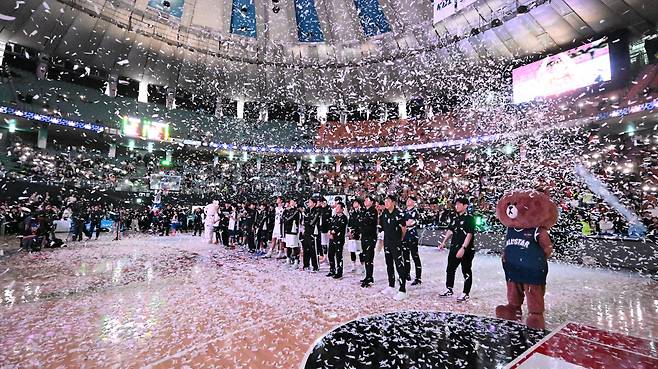 프로농구 올스타전에 참가한 감독과 선수들이 지난 18일 서울잠실실내체육관에 통산 17번째 올스타전이 열렸던 이 장소에 마지막 인사를 전하고 있다. KBL 제공