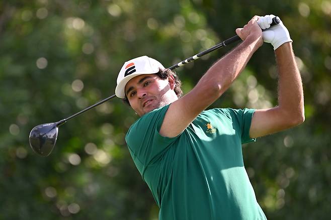 에우헤니오 차카라가 지난 16일(현지시간) 열린 DP월드 투어 두바이 인비테이셔널 2라운드 도중 4번 홀에서 티샷을 하고 있다. 게티이미지코리아