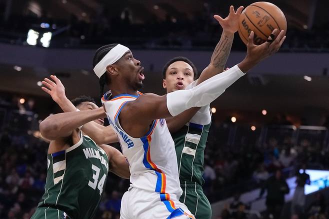 샤이 길저스-알렉산더가 22일 미국 위스콘신주 밀워키의 파이서브 포럼에서 열린 밀워키 벅스와 2025~2026 미국프로농구 정규리그 원정 경기에서 슛을 시도하고 있다. 밀워키 | AP연합뉴스