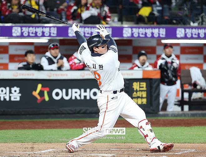 ▲ 노시환은 2026년 시즌을 정상적으로 마치면 개인 첫 프리에이전트(FA) 자격을 얻는다. 한화는 보상 장벽을 생각하지 않을 수 없었고, 노시환에 10억 원을 안겨주며 ‘철의 장벽’을 쳤다. ⓒ곽혜미 기자