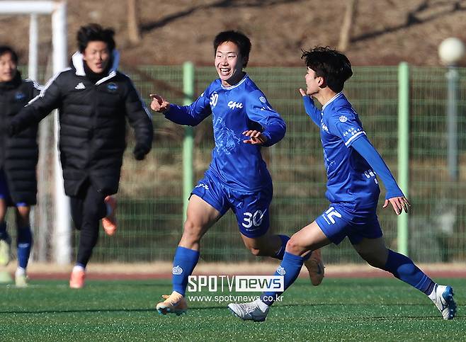 ▲ 중앙대가 1-2학년축구대회 우승을 차지했다. 김수민이 해트트릭, 최강민이 골을 넣었고 오해종 감독은 기쁨의 눈물을 쏟았다. ⓒ곽혜미 기자