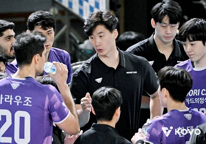 우리카드 박철우 감독대행이 선수들에게 지시하고 있다. /사진=한국배구연맹 제공