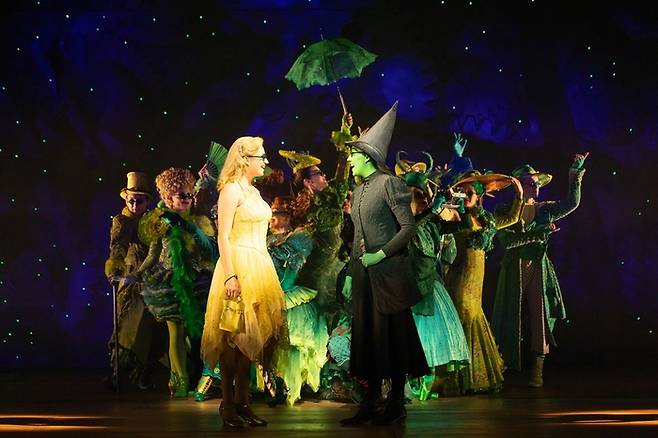 뮤지컬 위키드 내한 공연 중 넘버 One Short Day 장면. <파워엔터테인먼트 제공>