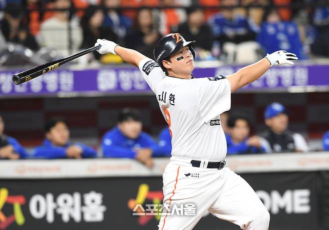 한화 노시환이 대전 한화생명 볼파크에서 열린 2025 KBO리그 삼성과 플레이오프 5차전 5회말 무사 1루 삼성 투수 양창섭을 상대로 2루타를 치고 있다. 대전 | 박진업 기자 upandup@sportsseoul.com