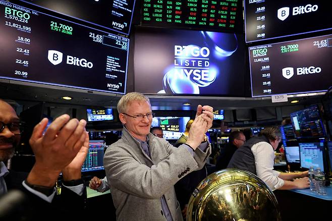 가상자산기업 비트고 공동 창립자이자 CEO 마이크 벨쉬가 22일 뉴욕증권거래소(NYSE)에서 열린 IPO 기념 행사에서 거래 시작을 축하하고 있다. /연합뉴스