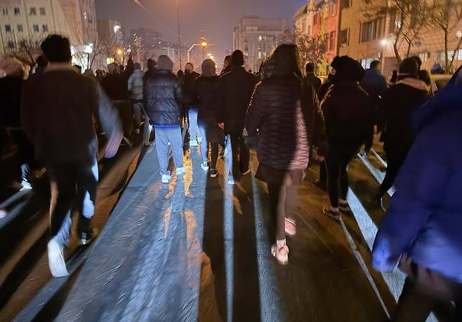 지난 8일(현지시간) 이란 수도 테헤란에서 반정부 시위대가 거리를 행진하고 있다. AP/뉴시스