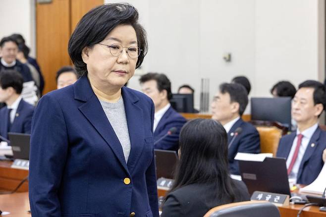 이혜훈 기획예산처 장관 후보자가 23일 서울 여의도 국회에서 열린 제431회국회(임시회) 재정경제기획위원회 인사청문회에 출석 선서문을 임이자 위원장에게 제출한 뒤 자리로 향하고 있다. 2026.1.23/뉴스1
