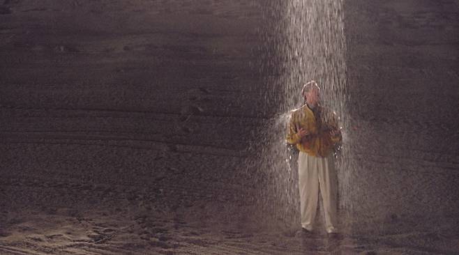 바닷가에서 트루먼이 있는 곳에만 내리는 비. /사진 파라마운트 픽처스