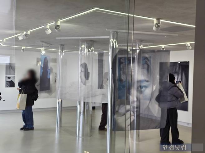 관람객들이 작품을 보고 사진을 촬영하고있다 /사진=이정우 기자