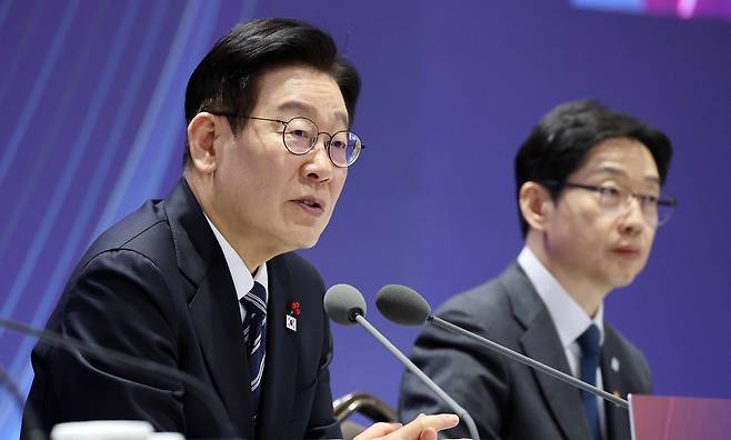 이재명 대통령이 23일 오후 울산 울주군 울산전시컨벤션센터에서 열린 ‘울산의 마음을 듣다’ 타운홀 미팅에서 발언하고 있다. 청와대사진기자단