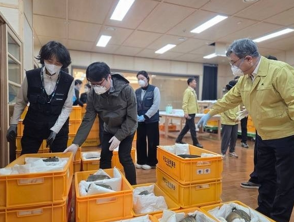 소장품 확인하는 허민 국가유산청장(오른쪽)/사진=연합뉴스