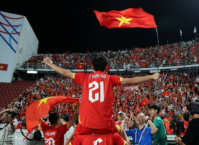 베트남팀 구단주가 2026 아시아축구연맹(AFC) U-23 아시안컵 3~4위전에서 베트남이 한국을 이기면 결승 진출 시 약속했던 포상금을 지급하겠다고 말했다. 사진은 지난해 12월18일 동남아 경기대회 축구 결승전에서 우승한 베트남팀의 모습. /사진=로이터