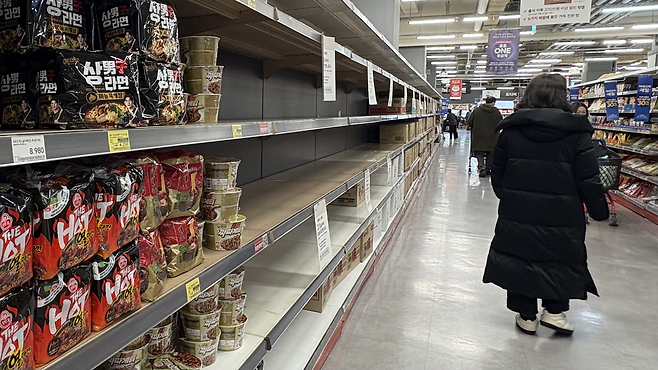 지난 22일 서울 금천구 홈플러스 시흥점의 영업 중단을 앞두고 매대가 비어있다. 박연수 기자