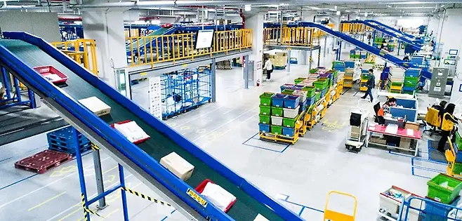 쿠팡 물류센터 내부에서 포장된 상품이 컨베이어벨트를 타고 내려온다. (출처: 쿠팡 뉴스룸)