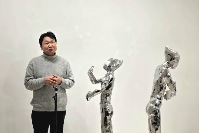 김성복 작가가 22일 서울 인사동 노화랑에서 개막한 개인전 '그리움의 그림자'에서 작품 ‘사랑은 그리움을 남기고 떠나갔다’에 대해 설명하고 있다. /김경미 기자