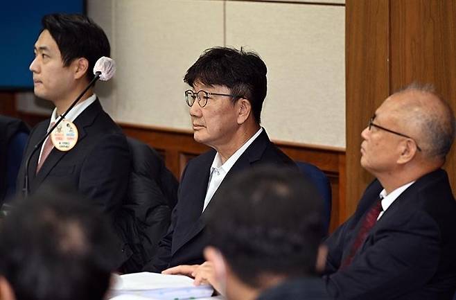 권성동 국민의힘 의원이 지난해 11월 3일 서울 서초동 서울중앙지법에서 통일교로부터 불법 정치자금을 수수한 혐의 사건의 1차 공판에 출석하고 있다. 뉴시스