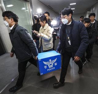 경찰이 대규모 개인정보 유출 사태를 빚은 쿠팡을 상대로 강제 수사에 나선 1월 9일 오후 서울 송파구 쿠팡 본사 사무실에서 압수수색을 마친 경찰들이 압수품을 차량으로 옮기고 있다. 동아DB