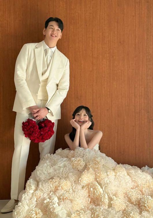 유튜버 박민정이 유튜버 송형주와 결혼을 발표했다. 박민정 SNS