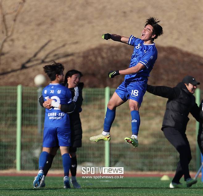 ▲ 중앙대는 상지대에 4-3 역전승을 거두며 우승했다. 최강민은 김수민의 해트트릭 완성에 연결고리 역할을 하는 골을 넣었다.