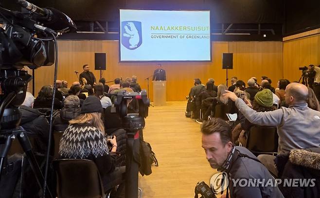 내외신 취재진이 결집한 그린란드 총리 기자회견 (누크=연합뉴스) 현윤경 특파원 = 22일(현지시간) 그린란드 수도 누크 문화센터에서 닐센 그린란드 총리가 기자회견을 하고 있다. 2026.1.23 ykhyun14@yna.co.kr