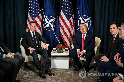 뤼터 총장과 트럼프 대통령 (다보스 AFP=연합뉴스) 2026년 1월 21일 스위스 다보스에서 마르크 뤼터(왼쪽) 나토 사무총장과 도널드 트럼프(가운데 오른쪽) 대통령이 회담하고 있다. 트럼프 대통령의 옆에는 마코 루비오(오른쪽에서 2번째) 미국 국무부 장관이 앉아 있다. (Photo by Mandel NGAN / AFP) 2026.1.23.