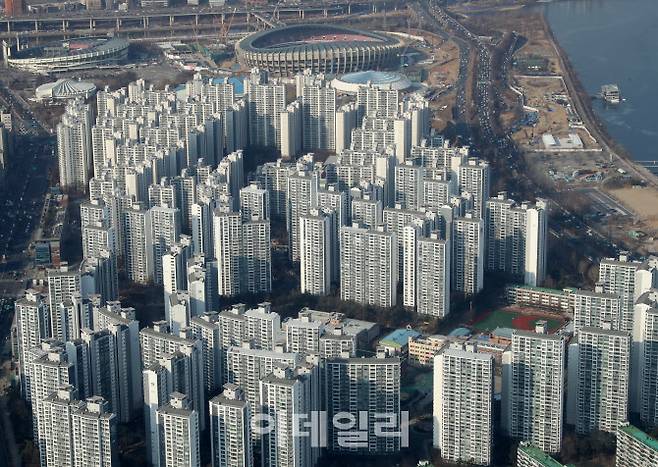 서울 롯데월드타워에서 바라 본 강변 아파트 단지. (사진=김태형 기자)