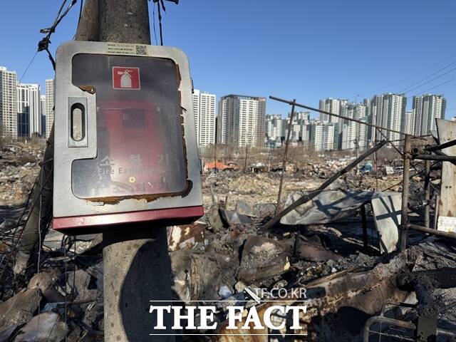 서울 강남구 마지막 판자촌으로 불리는 구룡마을에서 지난 16일 화재가 발생해 이재민 180여명이 발생했다. 불은 약 8시간30분 만에 완진됐다. /이윤경 기자