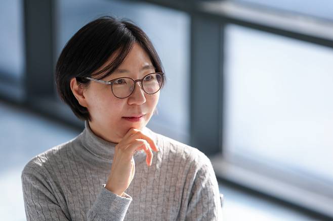 '필연적 혼자의 시대' 쓴 김수영 서울대 교수/박성원 기자