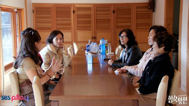 ‘합숙 맞선’에서 어머니들은 ‘결혼시장’에서 자식들을 우량주와 합병시키기 위한 거래의 최전선에 배치된다. SBS 제공