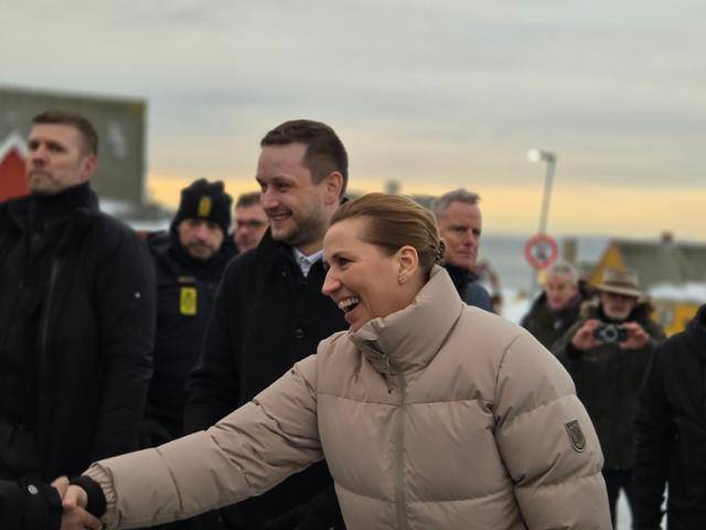 메테 프레데릭센(오른쪽) 덴마크 총리가 23일 그린란드 수도 누크를 전격 방문해 현지 주민들과 인사를 나누고 있다. 그 옆은 옌스 프레데릭 닐센 그린란드 총리. 누크=정승임 특파원