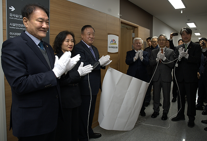 우측에서부터 김중헌 태권도진흥재단 이사장, 정국현 아시아태권도연맹 부회장, 황인홍 무주군수, 김상진 아시아태권도연맹 회장, 임선정 전북특별자치도 체육정책과장, 이병하 세계태권도문화엑스포조직위원장. 사진=태권도진흥재단