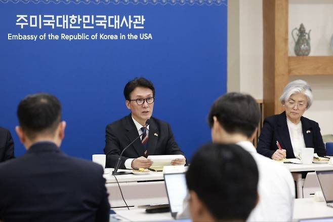 김민석(왼쪽) 국무총리가 23일(현지시간) 워싱턴DC 주미 한국대사관에서 특파원단과 간담회를 하고 있다. 김 총리 오른쪽은 강경화 주미대사. 국무총리실 제공