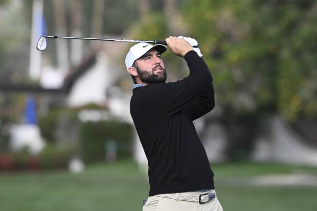 PGA 투어 아메리칸 익스프레스 1라운드 2번 홀에서 아이언샷을 날리는 스코티 셰플러. AP연합뉴스