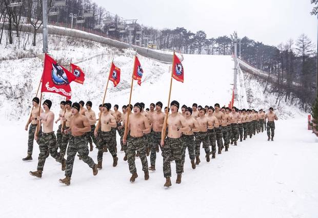 해병대 특수수색여단 장병들이 2026년 동계 설한지 훈련 중 상의를 탈의한 채 단체 구보를 하고 있다. 해병대사령부