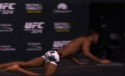 ▲ UFC 밴텀급 파이터 카메론 모더먼이 계체를 통과한 뒤 쓰러졌다.