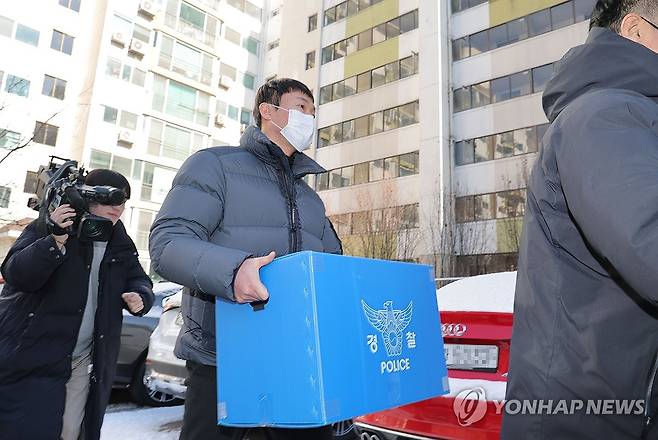 경찰, 김경 시의원 서울시 선관위 이첩 사건 관련 압수수색 (서울=연합뉴스) 류영석 기자 = 경찰이 김경 서울시의원의 또 다른 금품 전달 의혹과 관련해 압수수색에 나선 가운데 24일 김 시의원의 서울 강서구 화곡동 주거지에서 서울경찰청 공공범죄수사대 관계자들이 압수품을 옮기고 있다.
이번 압수수색은 지난 19일께 서울시 선거관리위원회가 경찰로 이첩한 사건과 관련한 것이다. 경찰은 2023년 10월 치러진 서울 강서구청장 보궐선거를 앞두고 김 시의원과 전직 시의회 관계자 A씨가 누구에게 금품을 전달할지를 논의하는 듯한 내용이 담긴 녹취를 확보한 것으로 전해졌다. 2026.1.24 ondol@yna.co.kr