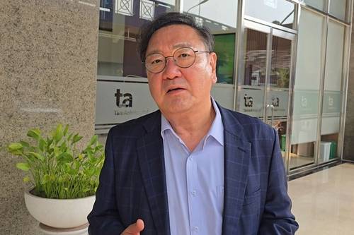 김태년 의원 (호찌민=연합뉴스) 박진형 특파원 = 김태년 더불어민주당 의원이 24일(현지시간) 이해찬 민주평화통일자문회의 수석부의장이 치료 중인 베트남 호찌민 시내 병원을 찾아 기자들에게 말하고 있다.