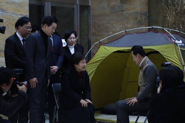 박근혜 전 대통령이 약 3년 8개월 만에 국회를 방문해 통일교 의혹과 공천 헌금 문제 등을 둘러싼 '쌍특검'을 요구하며 단식 중이던 장동혁 국민의힘 대표를 만나 단식을 만류하고 있다. 유영하 의원 페이스북 캡처