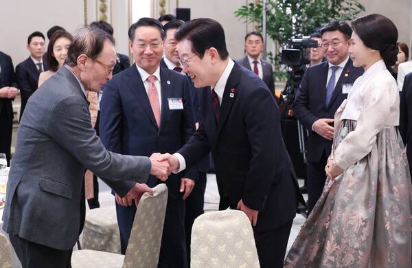 이재명 대통령이 2일 청와대 영빈관에서 열린 신년 인사회에서 이해찬 민주평화통일자문회의 수석부의장과 인사하고 있다. 2026.1.2. 연합뉴스