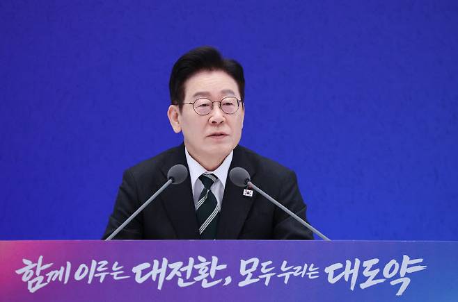 이재명 대통령이 지난 21일 청와대 영빈관에서 열린 신년기자회견에서 발언하고 있다. (사진=연합뉴스)