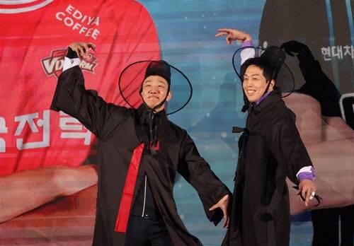 V-리그 올스타전에 나타난 사자보이즈. 한국전력 신영석과 현대자동차서비스 최민호가 사자보이스로 분장해 댄스 세리머니를 펼치고 있다. 사진=연합뉴스