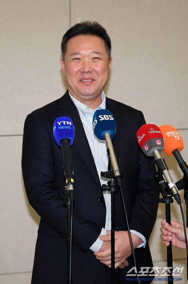 삼성 라이온즈 선수단이 23일 인천국제공항을 통해 스프링캠프가 열리는 괌으로 출국했다. 박진만 감독이 인터뷰를 하고 있다. 인천공항=박재만 기자 pjm@sportschosun.com/2026.01.23/