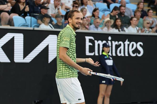 경기가 뜻대로 풀리지 않자 코치진을 향해 호소하는 메드베데프