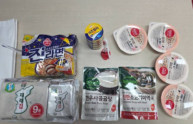 충북 청주시 상당구 ‘청주시푸드마켓’에서 나눠 준 ‘그냥드림’ 꾸러미에 담긴 각종 식료품들. 이삭 기자.