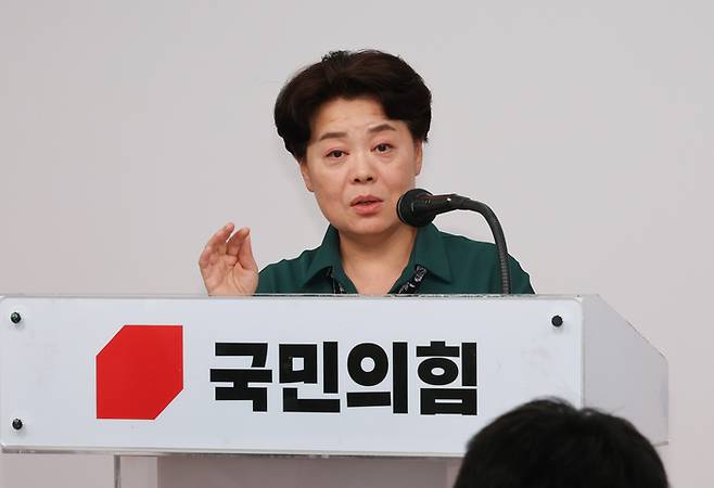국민의힘 윤희숙 혁신위원장이 2025년 7월 10일 서울 여의도 당사에서 제1차 혁신위원회 회의 결과를 브리핑하고 있다. 연합뉴스