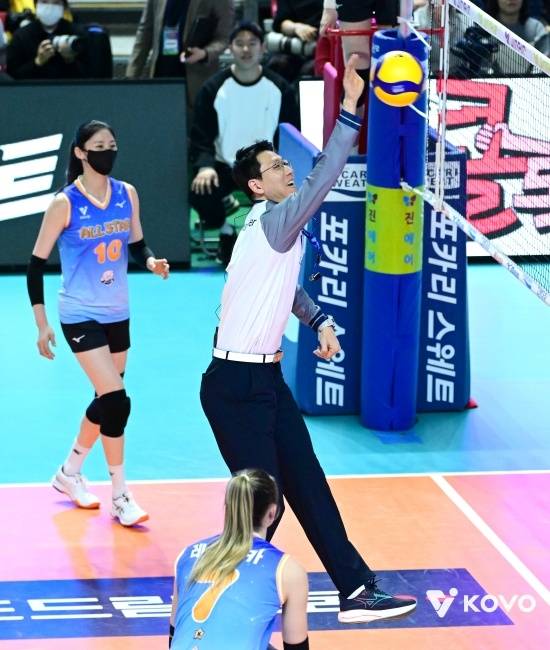 송인석 심판이 25일 강원 춘천의 호반체육관에서 열린 진에어 2025~2026 V리그 올스타전 경기 도중 여자부 경기에서 공격을 시도하고 있다. KOVO 제공