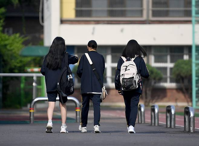 서울의 한 중학교에 학생들이 등교하고 있다. 뉴시스
